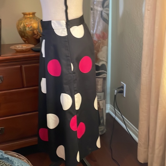 Talbots! Fun. Flared skirt, pleated lined skirt with pockets. Very pretty. - Picture 2 of 3